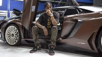 Sneakers air jordan 4 black grey and red worn by Travis Scott on the account Instagram of @westcoastcustoms