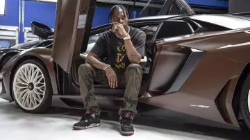 Les sneakers air jordan 4 noires, grises et rouges portées par Travis Scott sur le compte Instagram de @westcoastcustoms