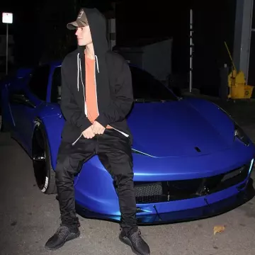 Les sneakers adidas yeezy 350 noires et grises portées par Justin Bieber sur le compte Instagram de @westcoastcustoms