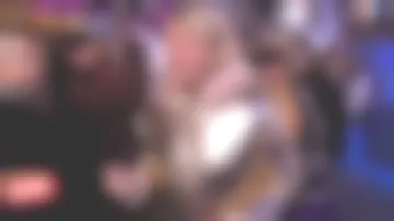 La parka de oro llena de piel artificial de Sophie Davant en el acuerdo concluido el 23.12.2019