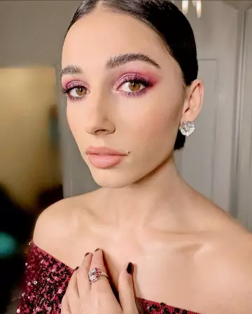 Pendiente Bvlgari usado por Naomi Scott en la cuenta de Instagram @naomiscottig