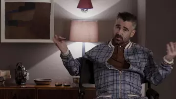 La veste de survêtement bleue à carreaux de Coach (Colin Farrell) dans The Gentlemen