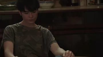 Camiseta de camuflaje de Carole (Marie Drion) en Mytho (S01E01)
