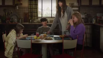 Sudadera con capucha gris con cremallera de Elvira (Marina Hands) en Mytho (S01E01)