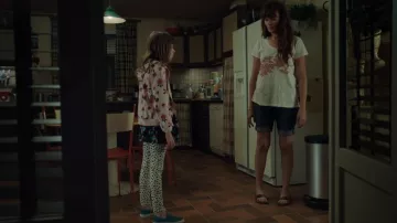 Pantalones cortos largos de mezclilla de Elvira (Marina Hands) en Mytho (S01E01)