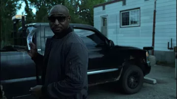 Bomber gris de Michael Fayne (Adrian Holmes) dans V Wars (S01E03)
