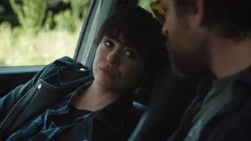 Shirt blue and black plaid of Carole (Marie Drion) in Mytho (S01E02)