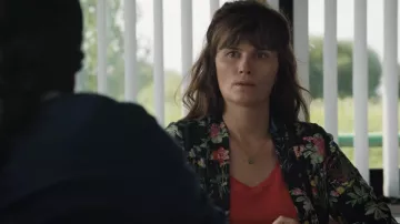 Chaqueta de flores de Elvira (Marina Hands) en Mytho (S01E02)
