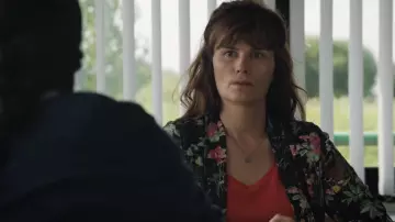 Jacket flower of Elvira (Marina Hands) in Mytho (S01E02)