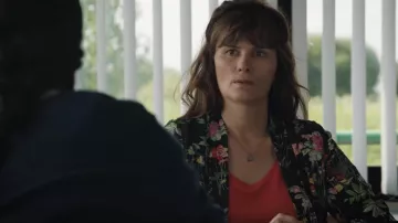 Camiseta roja de Elvira (Marina Hands) en Mytho (S01E02)