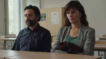 Golden necklace of Elvira (Marina Hands) in Mytho (S01E02)