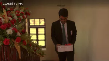 Corbata verde de Dhruv Sehgal (Dhruv Sehgal) en The Little Things (S03E01)