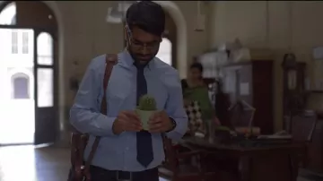 Corbata azul marino de Dhruv Sehgal (Dhruv Sehgal) en The Little Things (S03E02)