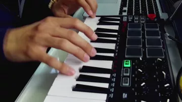 Clavier Maître 8 Pads, 8 Potentiomètres et Joystick de Squeezie dans ON FAIT UNE MUSIQUE EN 1H (ft Bigflo & Oli)