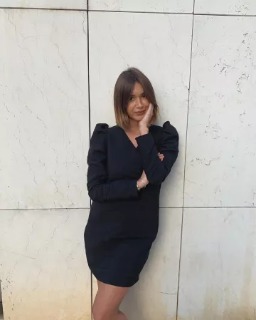 La robe noire manches bouffantes portée par Lison sur le compte Instagram de @lisonseb