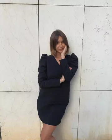 The black dress puffed sleeves worn by Lison on the account Instagram of @lisonseb