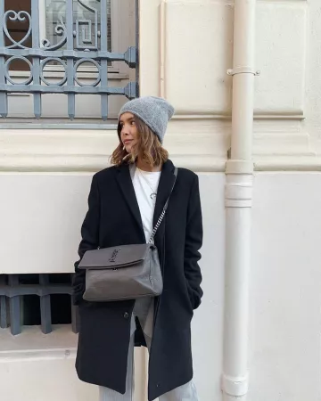 Le bonnet en cachemire gris clair porté par Lison sur le compte Instagram de @lisonseb