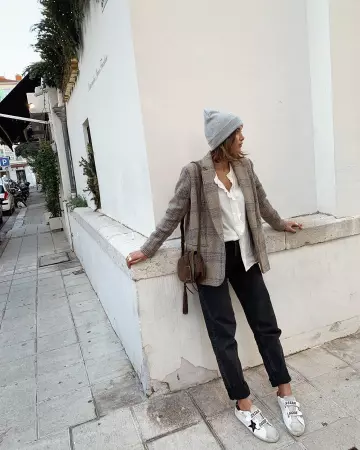 The blazer woollen plaid worn by Lison on the account Instagram of @lisonseb