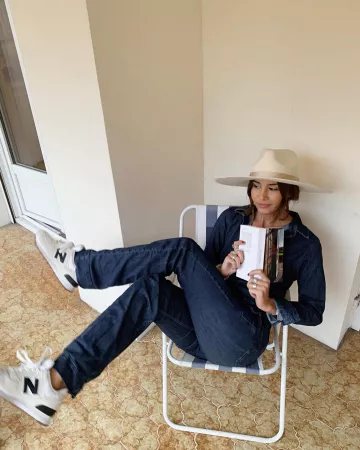 La combinaison en jean Reiko portée par Lison sur le compte Instagram de @lisonseb