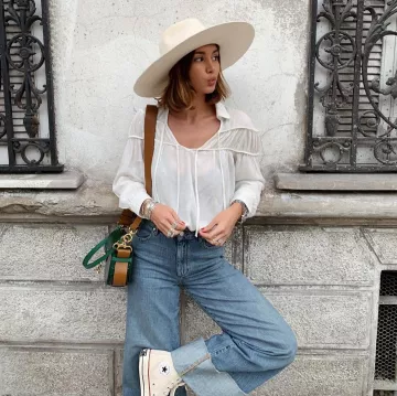 Les Converse Chuck Taylor beiges portées par Lison  sur le compte Instagram de @lisonseb 