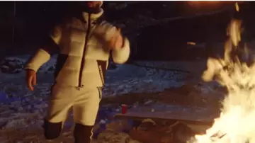 Moncler Blanc Polaire doudoune de Drake dans le clip de Drake - Guerre