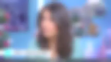 Suéter metálico en forma de V de Émilie Tran Nguyen en C l'hebdo