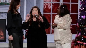 Calvin klein Velvet Burnout Mini Vestido usado por Carnie Wilson en The Talk diciembre 20, 2019