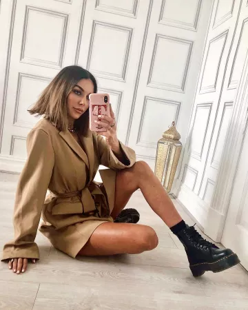 Blaz­er Dress of Tara Maynard on the Instagram account @taramays25