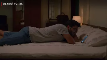 T-shirt grey Dhruv Sehgal (Dhruv Sehgal) in The small things (S03E03)