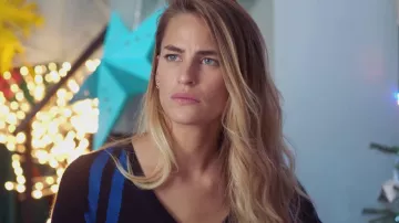 Suéter azul cuello en V de Victoire (Solène Hébert) en Tomorrow Belongs to Us