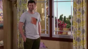 Short vert de Matt (Brent Morin) dans Merry Happy Whatever (S01E08)