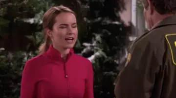 Hoodie zippé - Rose de Emmy Quinn (Bridgit Mendler) dans Merry Happy Whatever (S01E08)