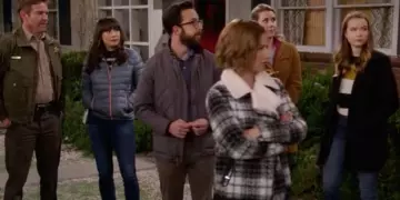 Pants chino brown Todd (Adam Rose) in Merry Happy Whatever (S01E08)