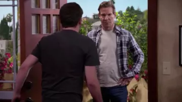 Plaid shirt grey Don Quinn (Dennis Quaid) in Merry Happy Whatever (S01E08)