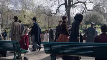 La cape en laine à capuche portée par Adrienne de Lenverpré (Audrey Fleurot) dans la série Le bazar de la charité (S01E04)