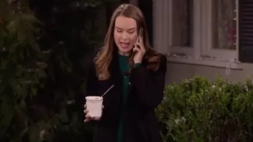 Green sweater of Emmy Quinn (Bridgit Mendler) in Merry Happy Whatever (S01E08)