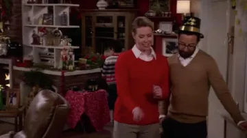 Sweater of Patsy's (Siobhan Murphy) in Merry Happy Whatever (S01E08)