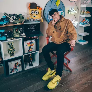 The pair of sneakers nike air force One X off white worn by Harrison Nevel on the account Instagram of @harrisonnevel 