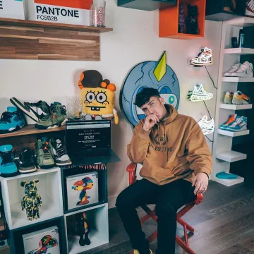 La sudadera balenciaga que lleva Harrison Nevel en la cuenta de Instagram de @harrisonnevel 