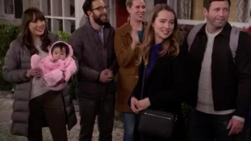 Shoulder bag black rectangle of Emmy Quinn (Bridgit Mendler) in Merry Happy Whatever (S01E08)