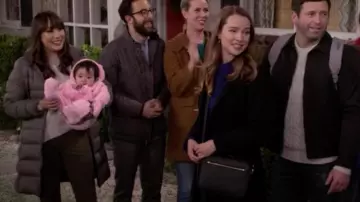 Shoulder bag black rectangle of Emmy Quinn (Bridgit Mendler) in Merry Happy Whatever (S01E08)