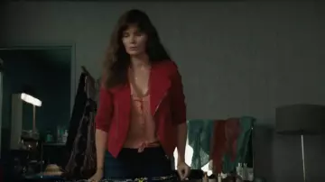 Biker jacket red of Elvira (Marina Hands) in Mytho (S01E04)