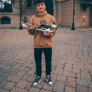 The pair of sneakers nike air jordan One travis scott worn by Harrison Nevel on the account Instagram of @harrisonnevel 