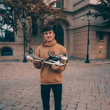 The pair of sneakers nike jordan 6 travis scott worn by Harrison Nevel on the account Instagram of @harrisonnevel 