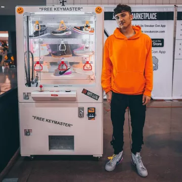 The pair of sneakers nike blazer mid X off white X Serena williams worn by Harrison Nevel on the account Instagram of @harrisonnevel 