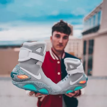 The pair of sneakers Nike rising back to the future worn by Harrison Nevel on the account Instagram of @harrisonnevel 