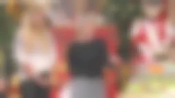 El suéter suelto de Sophie Davant en malla de tubo, piernas laterales de oficial de tres botones en Affaire conclue: la chasse aux objets