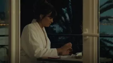 Peignoire white of Elvira (Marina Hands) in Mytho (S01E04)