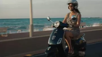Vestido florido de Elvira (Marina Hands) en Mytho (S01E04)