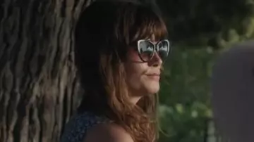 Sunglasses cat eye of Elvira (Marina Hands) in Mytho (S01E04)